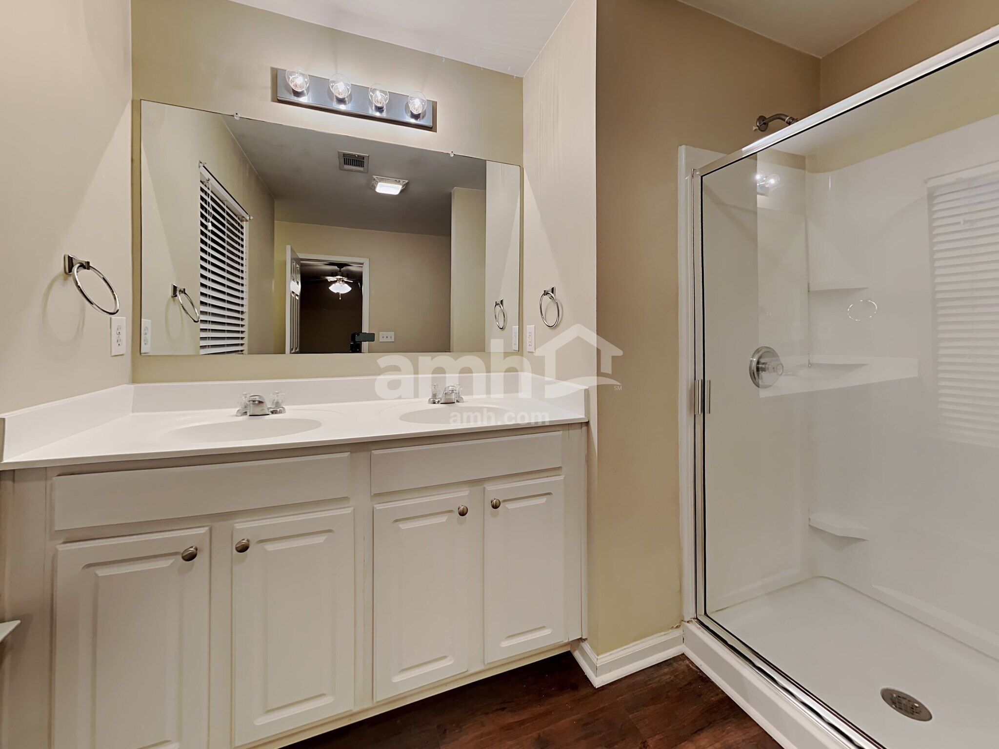 Building Photo - 2920 Mayfair Dr