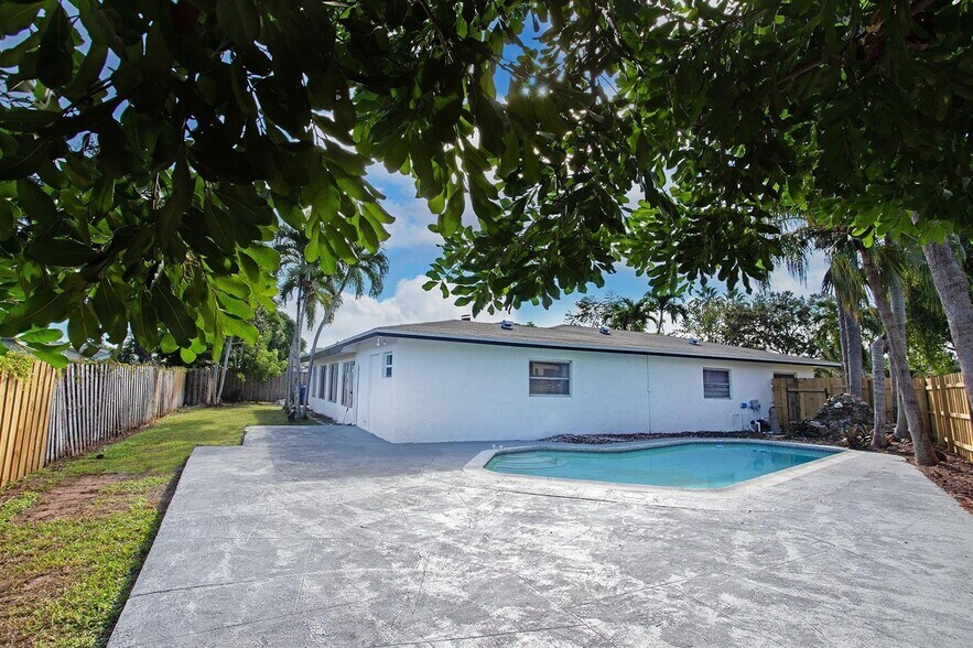 Building Photo - 7841 NW 46th St