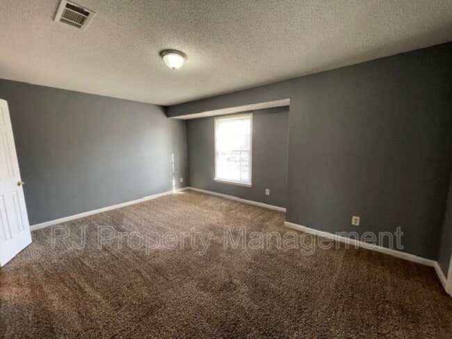 Building Photo - 5560 Blossom Ln