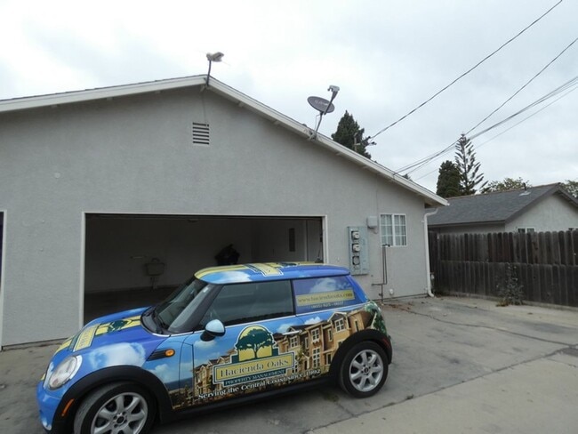 Building Photo - Cozy 2 bedroom 2 bath House in Central Loc...