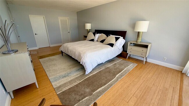 Building Photo - 900 Bay Dr