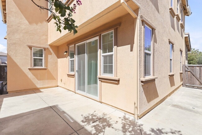 Building Photo - 883 Blossom Rock Ln