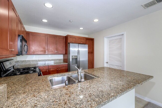 Building Photo - Spacious 2-Bed, 2.5-Bath Condo on Lighthou...