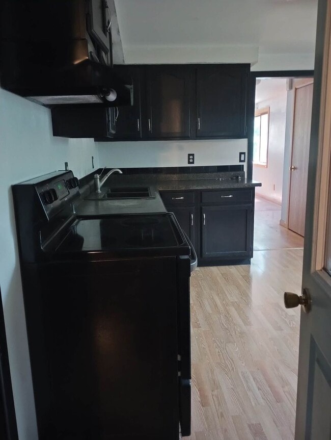 Building Photo - Nice 3 bed 1 bath house with large garage and basement!!!