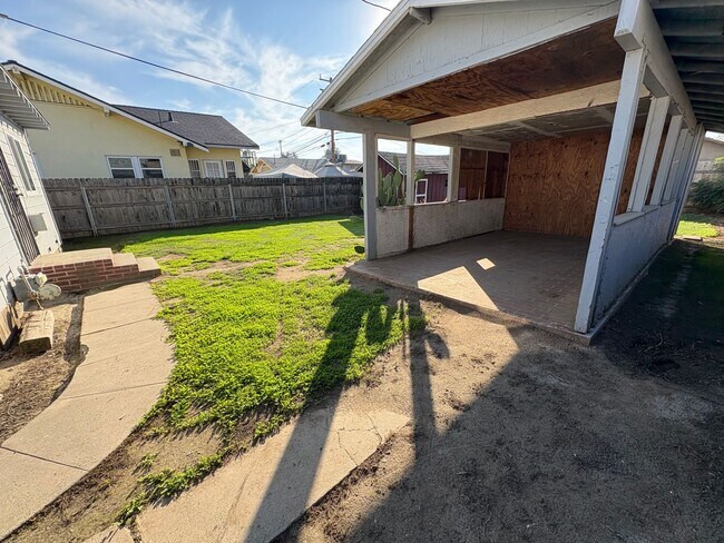 Building Photo - Cozy Home On Spacious Lot Available Now!