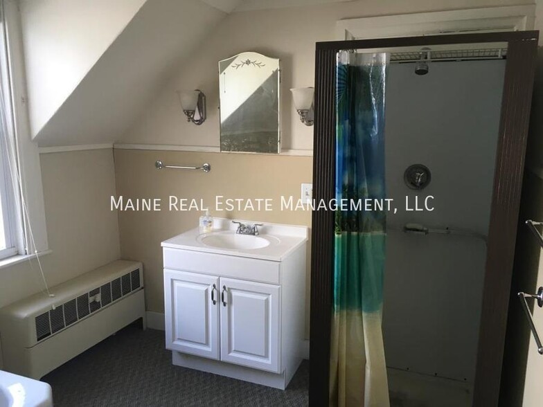 Building Photo - 15 Elm St
