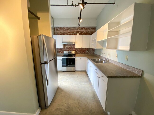 Building Photo - Loft Apartment downtown overlooking Auto Z...