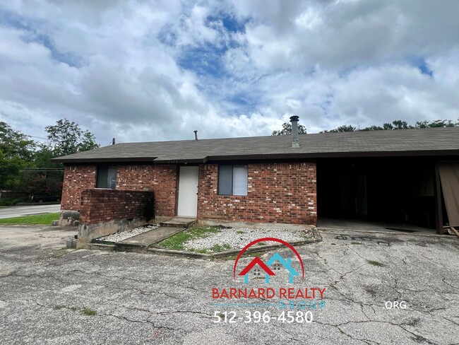 Building Photo - Available Now: 2 bed/1 bath duplex with ca...