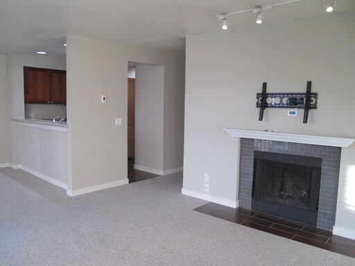Building Photo - Modern condo near downtown Seattle! Parkin...