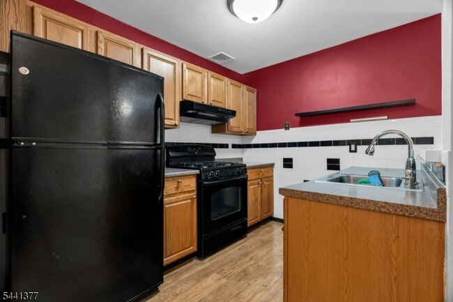 Building Photo - 19 Delavan Ct