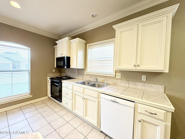 Building Photo - 121 Troubadore Dr
