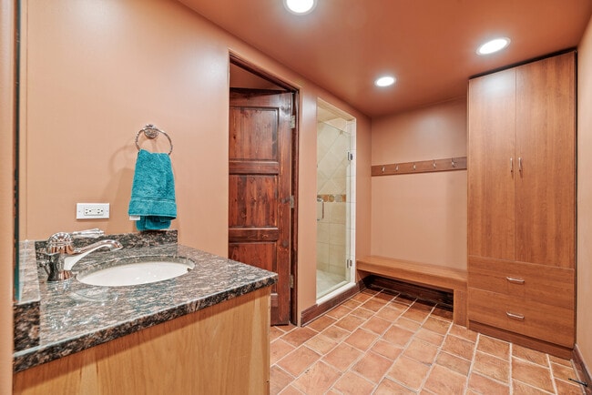 Building Photo - 493 Hazel Ave