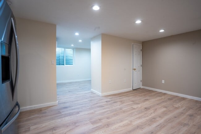 Building Photo - 1042 Davenport Dr