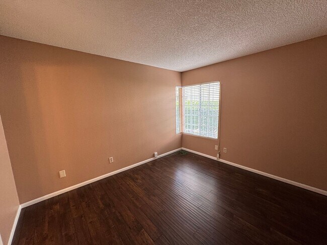 Building Photo - Move in Ready - Spacious 3 bed 2 bath Upda...