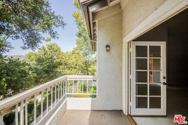 Building Photo - 3131 E Hillcrest Dr