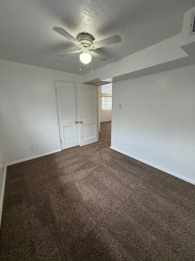 Building Photo - 2842 Solano Dr NE