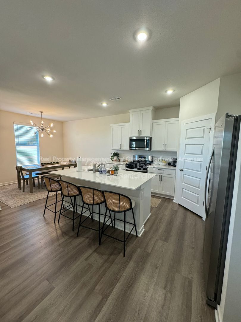 Building Photo - 4801 W Triangle St