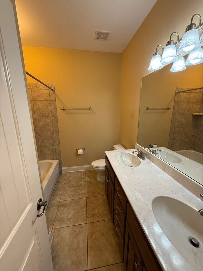 Building Photo - GORGEOUS HOME IN RUSTLING OAKS JUST MINUTES FROM MEMPHIS