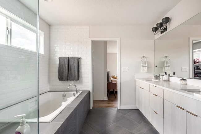 Building Photo - 5177 NE 14th Pl