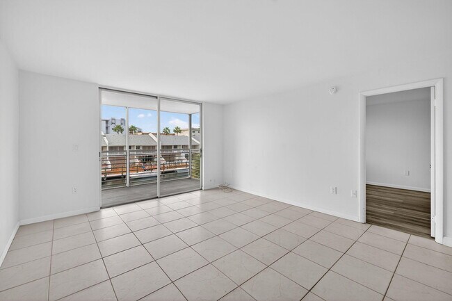 Building Photo - 3550 NE 169th St