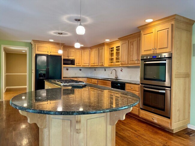 Building Photo - Rare lease opportunity in Leawood + Spacio...