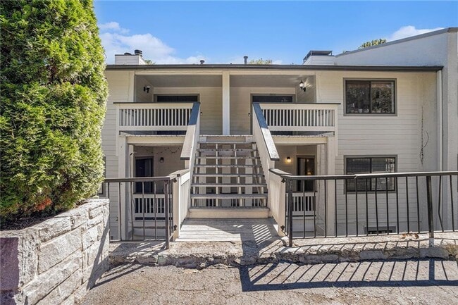 Building Photo - 3813 Paces Ferry W