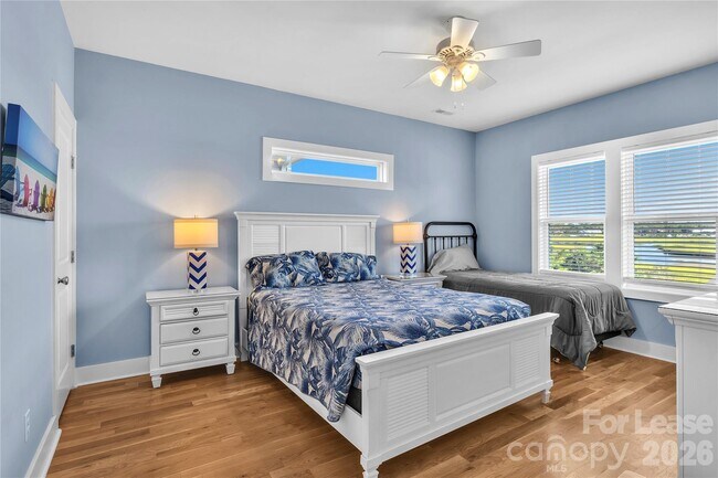 Building Photo - 1708 W Dolphin Dr