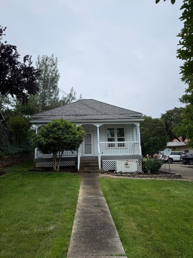 Building Photo - 3-bedroom, 1-bath home in Redding blends historic charm with modern finishes!