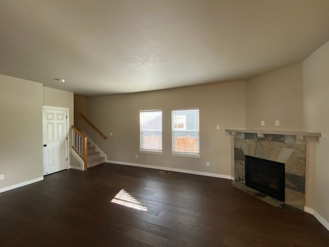 Building Photo - Oakview 3 Bedroom Beauty w/huge Bonus Room!
