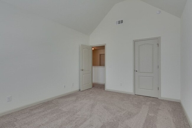 Building Photo - Beautiful End Unit Townhouse