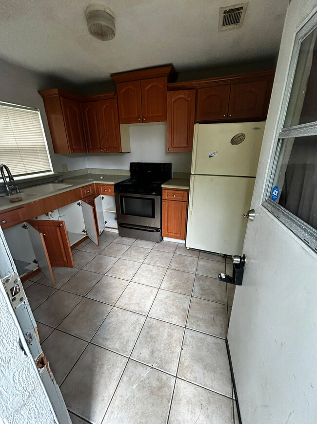 Primary Photo - 2055 Eaton St