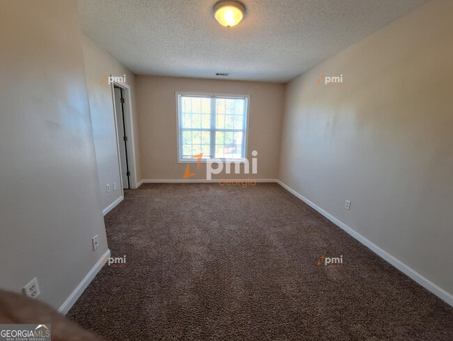 Building Photo - 1311 Vine Cir