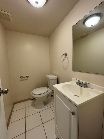 Building Photo - 150 Summit View Ct