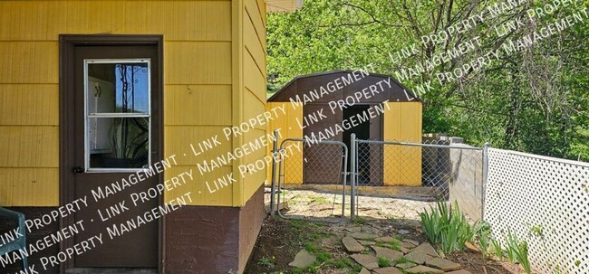 Building Photo - Fresh Painted 3 BR 1.5 BA in Red Bank for ...