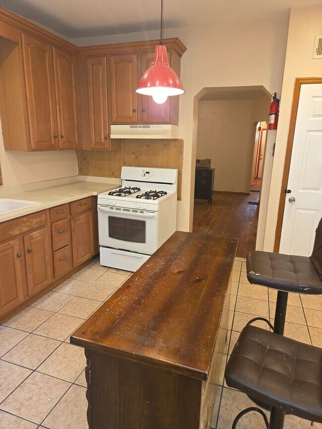 Building Photo - 5BR/1.5BA Row Home with Backyard and Laund...