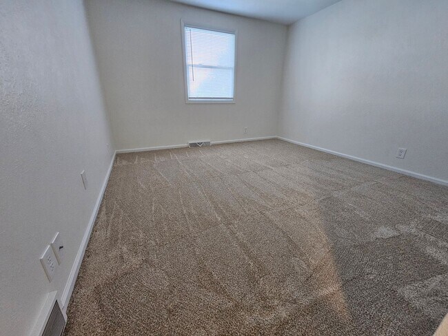 Building Photo - 3BR Townhome – Remodeled Kitchen, Garage, ...