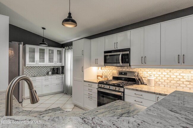 Building Photo - 2001 Sierra St