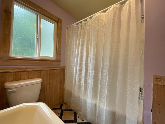 Building Photo - Great 2 Bedroom 1 Bath Home Near the Heart of Shelton