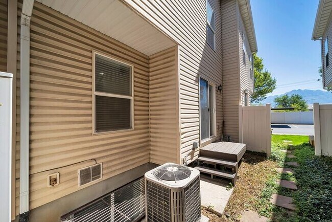 Building Photo - Awesome Townhome in Iverness Square in Murray