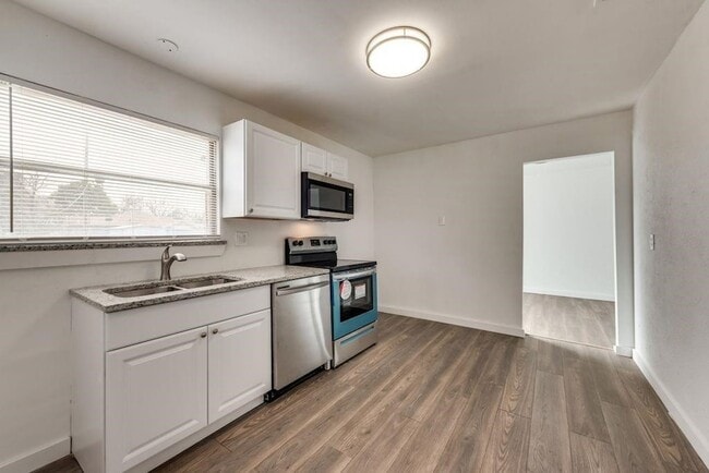 Building Photo - 3864 Castle Hills Dr