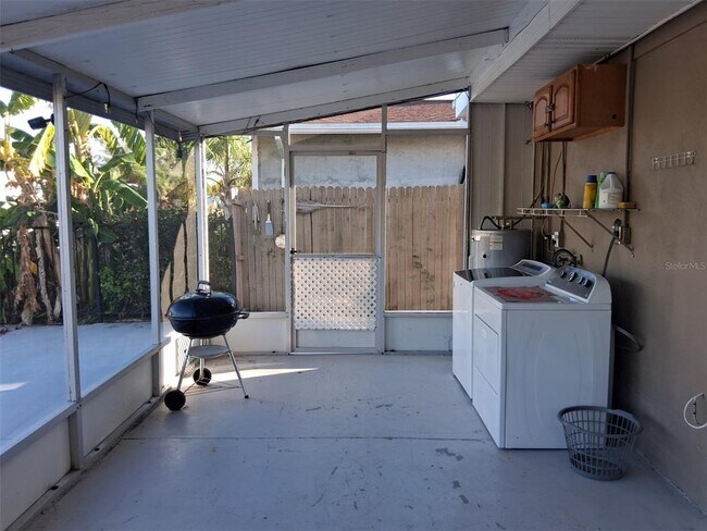 Building Photo - 14982 Edgewater Cir