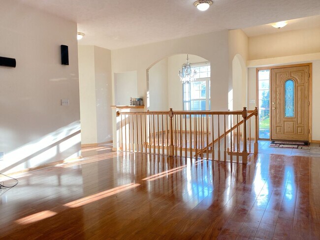 Building Photo - Stunning 5 bedrooms and 3 bathrooms in Wal...