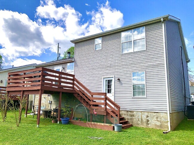 Building Photo - COMING SOON... Split-Level 3Bed/2Bath in H...