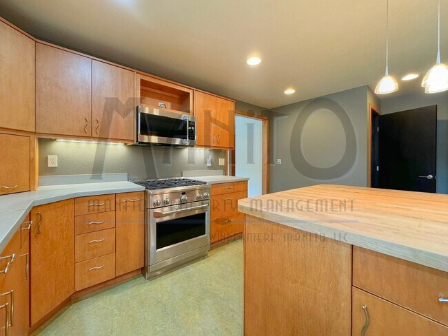 Building Photo - Stunning & Spacious South Hill Home