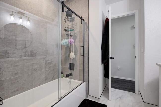 Building Photo - 2820 Dalewood Pl