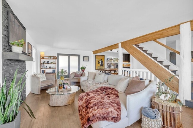 Building Photo - SILVER CREEK HORSE PROPERTY