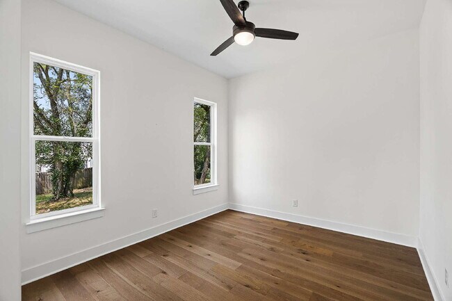 Building Photo - "Chic Nashville Townhouse: 3 Beds, 3 Baths, with Granite Elegance & Cozy Fireplace!"