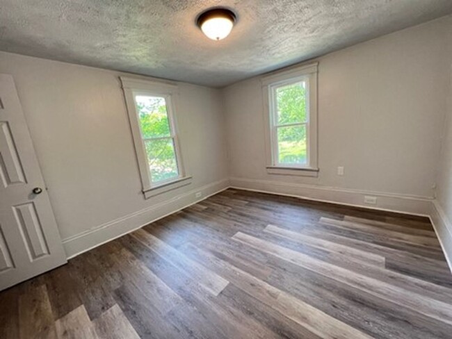 Building Photo - 353 Talbot Ave