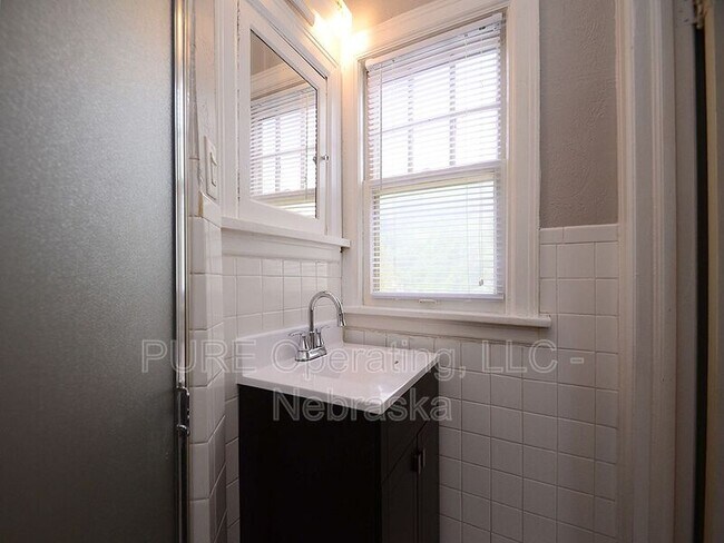 Building Photo - 406 N 49th St