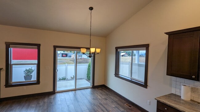 Building Photo - Garden Grove Rancher